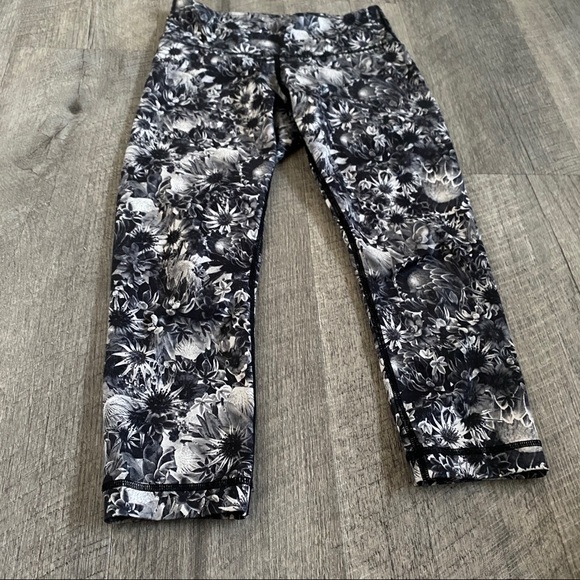 Lululemon black floral crop leggings - Picture 4 of 10